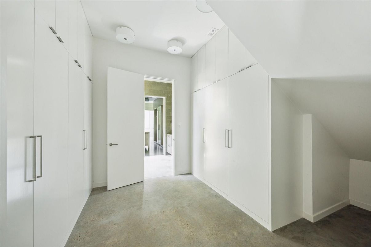 Empty room, Interior