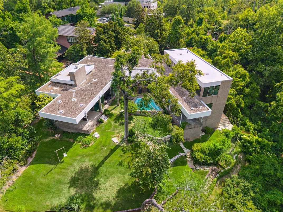 Exterior, Drone