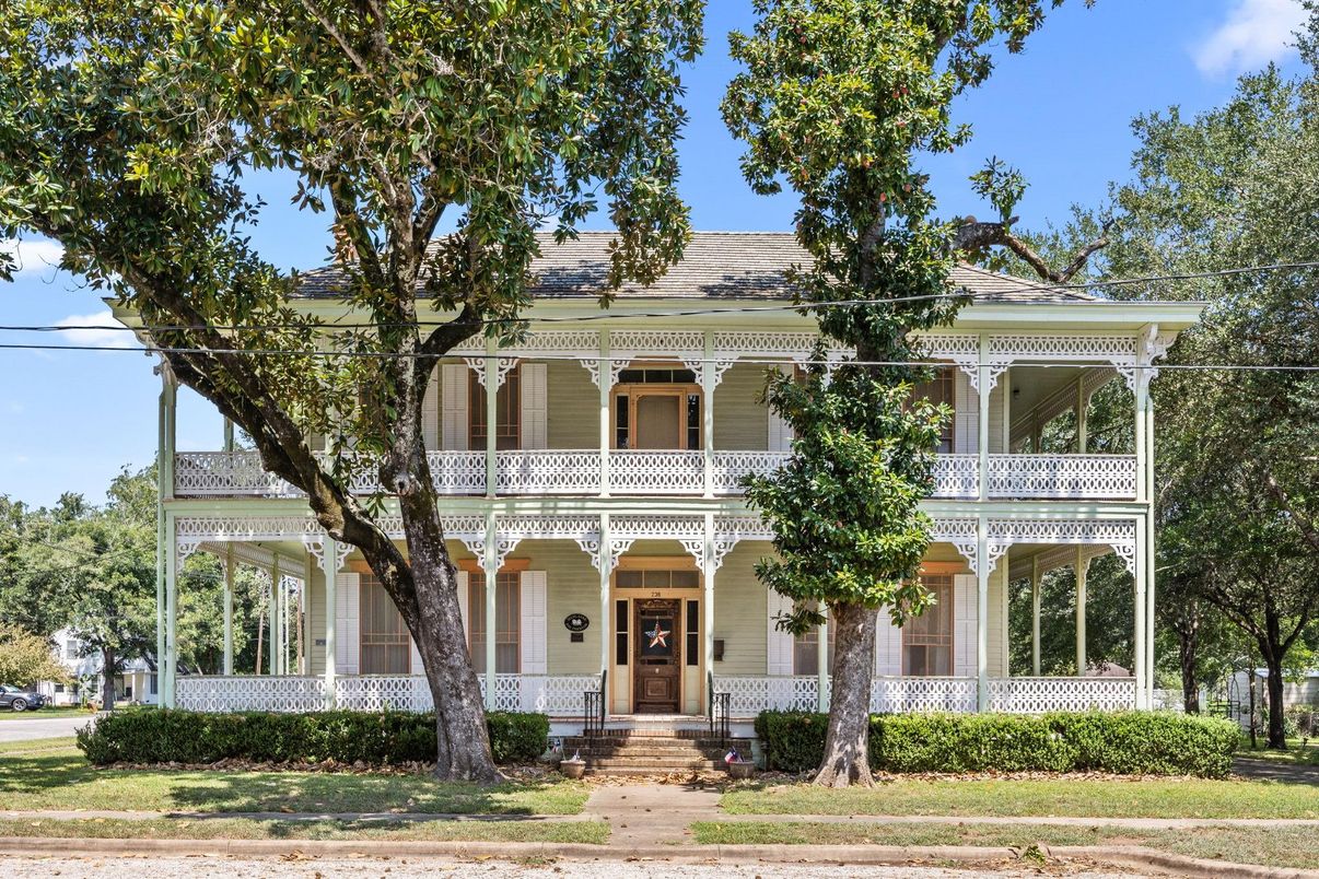 Exterior, Facade, Queen Anne Victorian