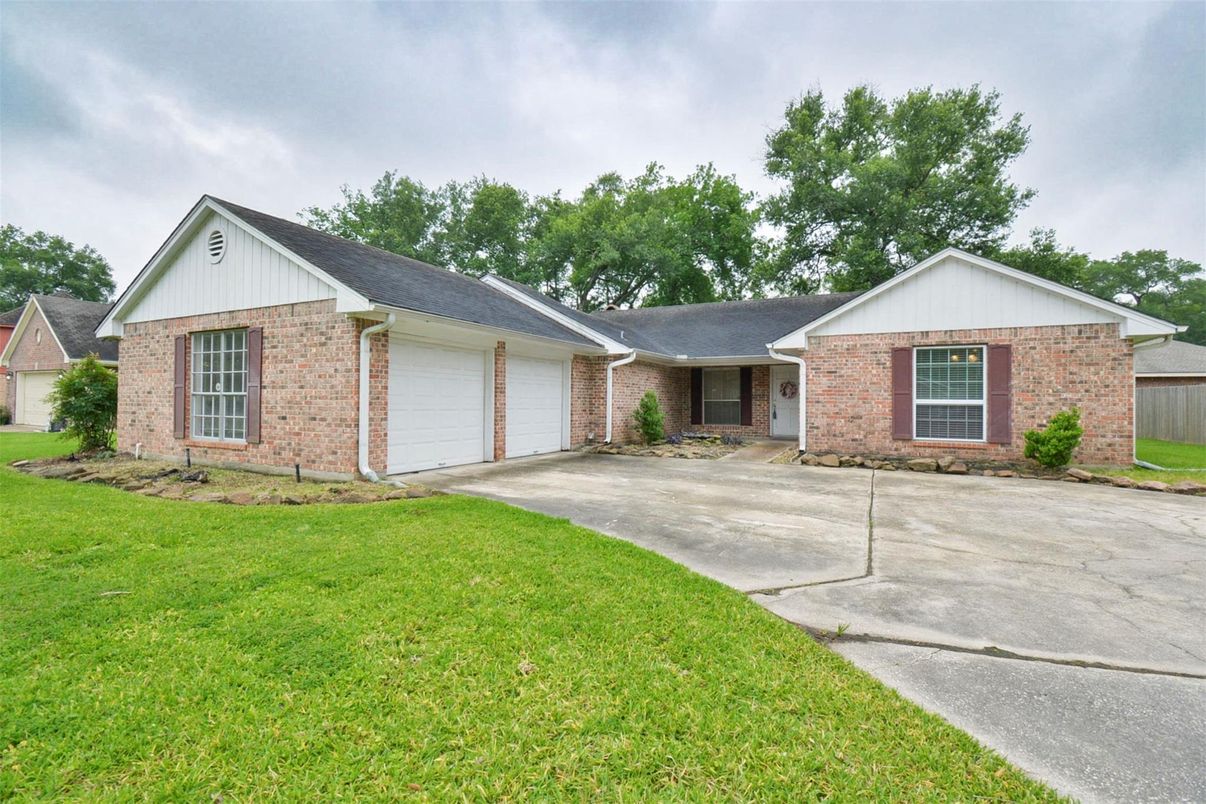 Attached, Exterior, Facade, Brick Facade, Ranch