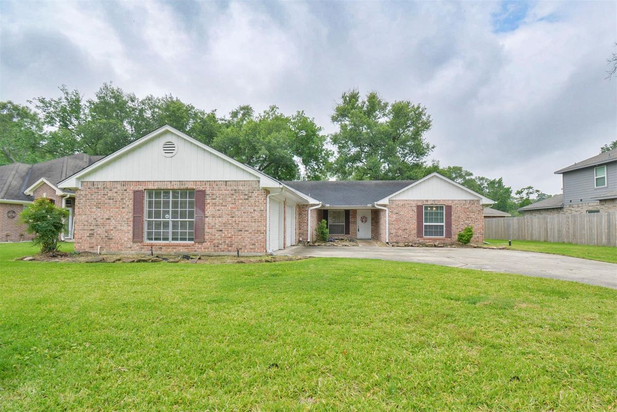 Backyard, Exterior, Facade, Brick Facade, Ranch
