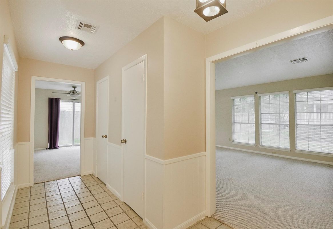 Empty room, Interior