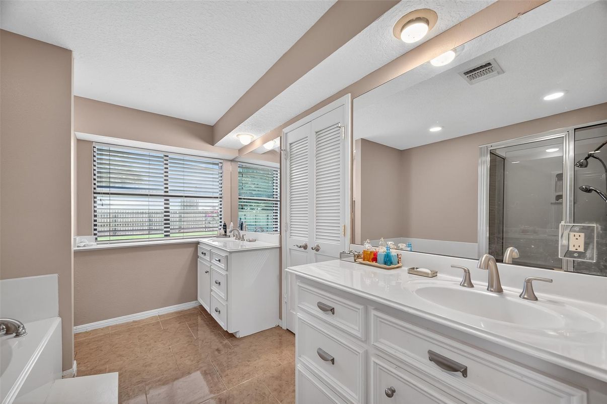 Bathroom, Dual Sink Vanities, Interior, Recessed Lighting