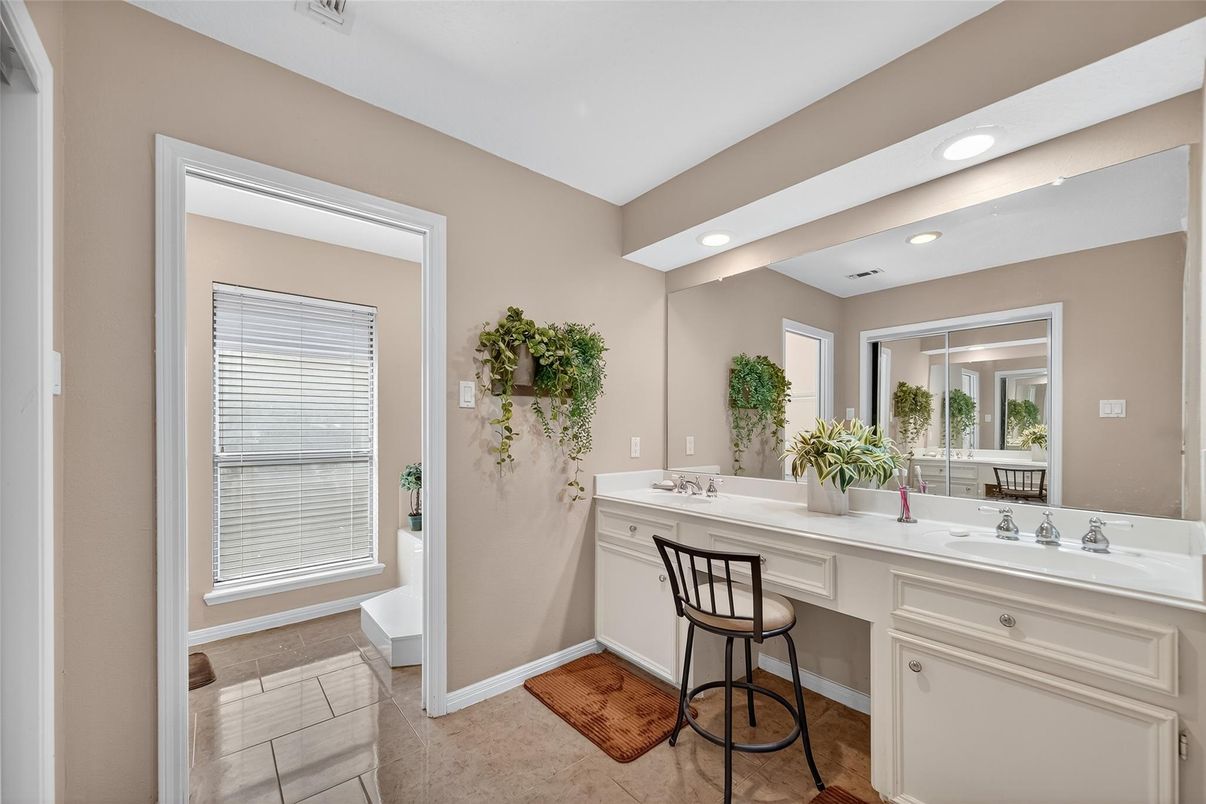 Bathroom, Dual Sink Vanities, Interior, Recessed Lighting