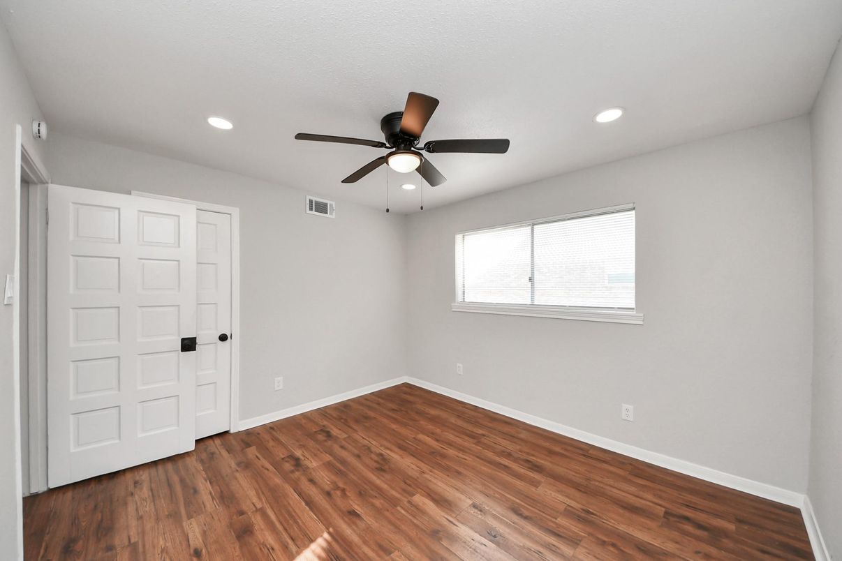 Empty room, Interior, Recessed Lighting, Wood Texture Flooring