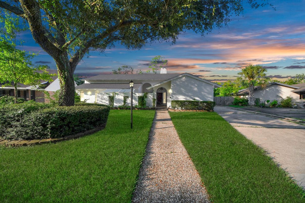 Backyard, Exterior, Facade, Ranch