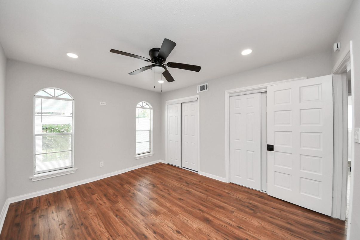 Empty room, Interior, Recessed Lighting, Wood Texture Flooring