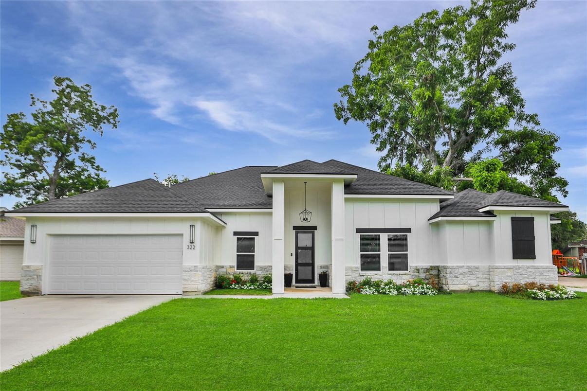 Attached, Exterior, Facade, Ranch