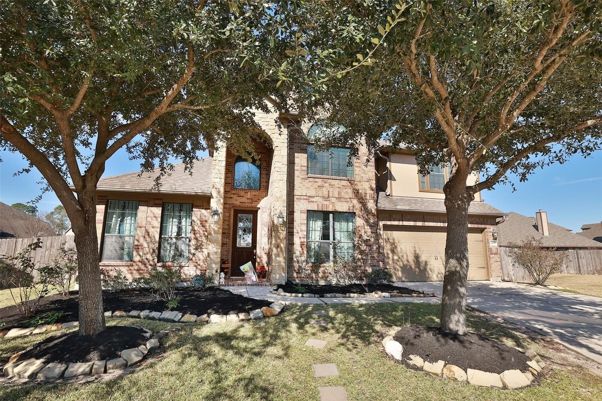 Attached, Exterior, Facade, Tudor Revival