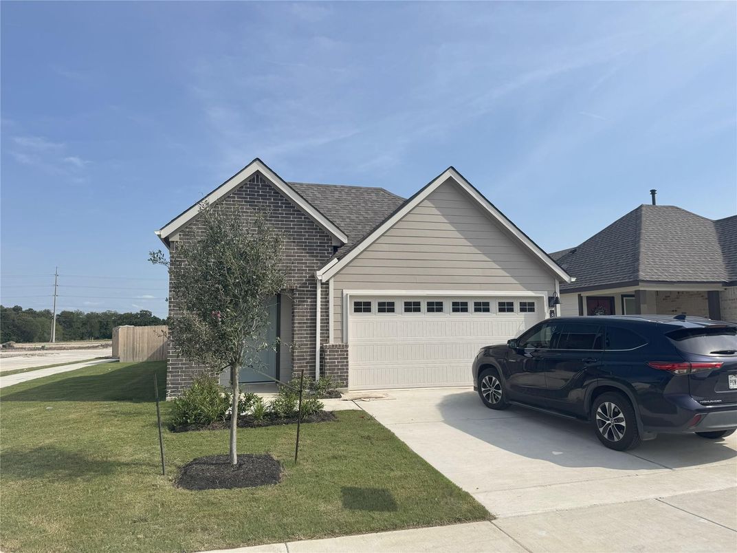Attached, Exterior, Facade, Ranch