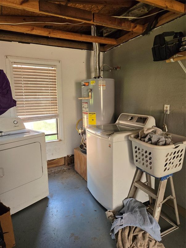 Interior, Washer, Wooden Beams