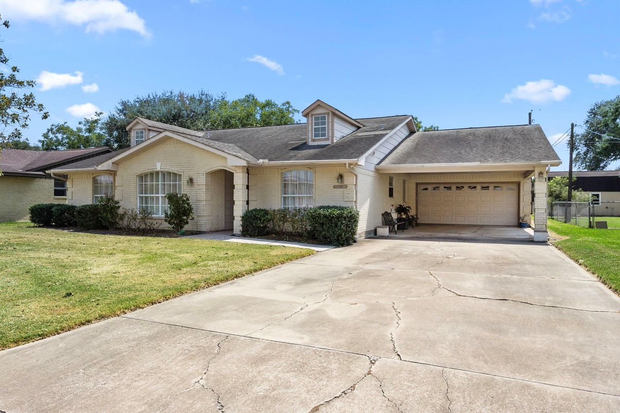 Attached, Exterior, Facade, Ranch