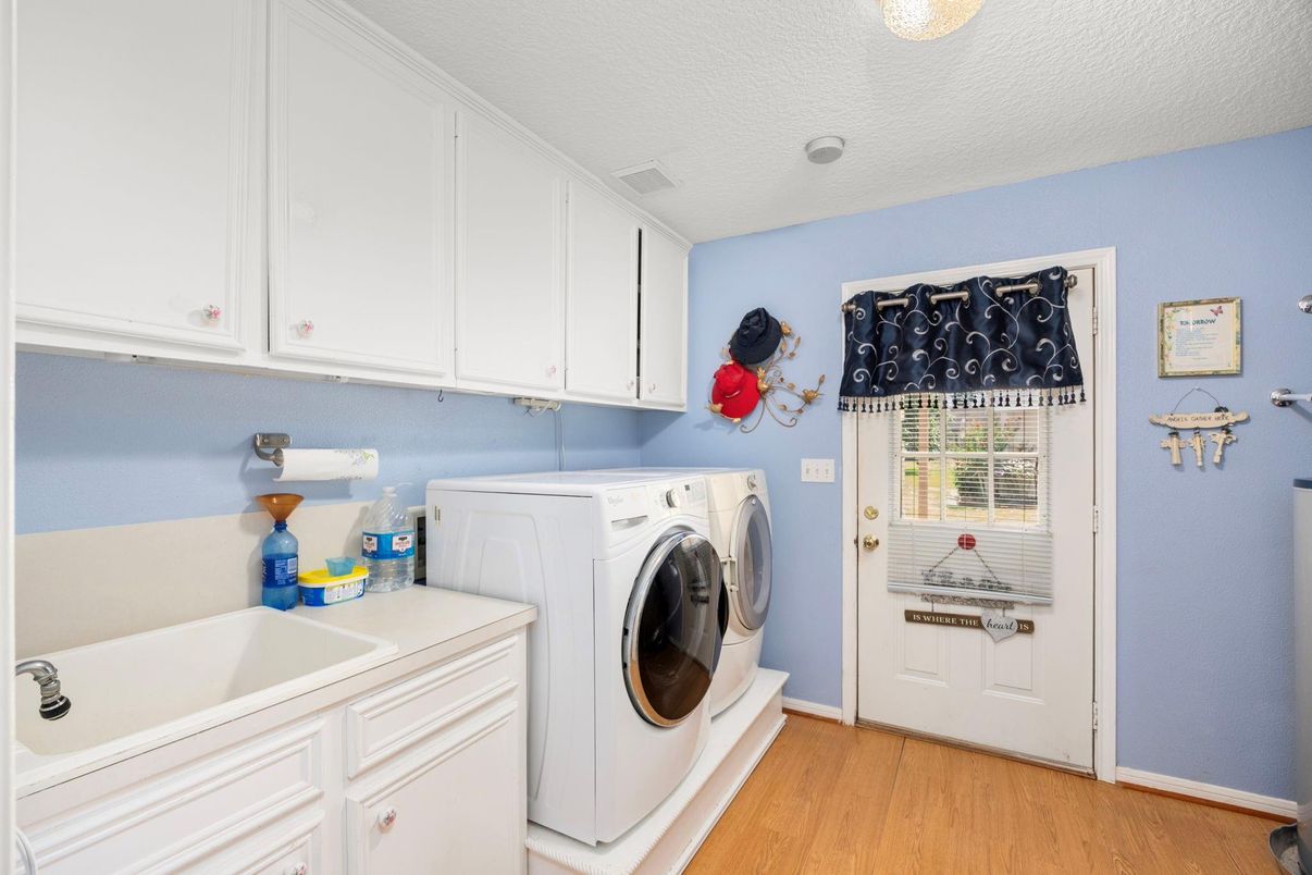 Interior, Washer, Wood Texture Flooring