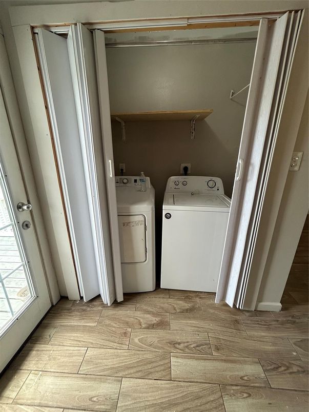 Interior, Utility Closets, Washer, Wood Texture Flooring