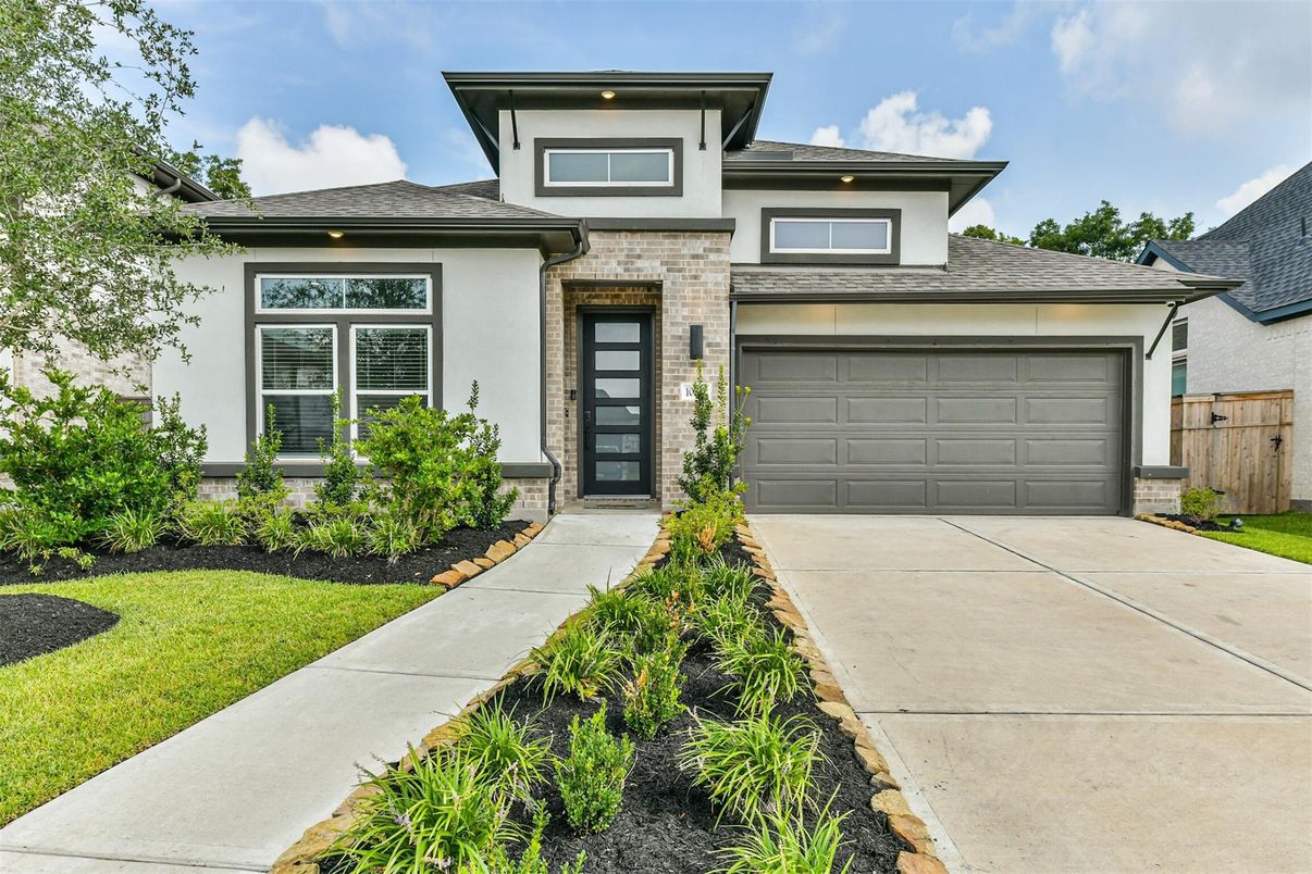 Attached, Exterior, Facade, Modern