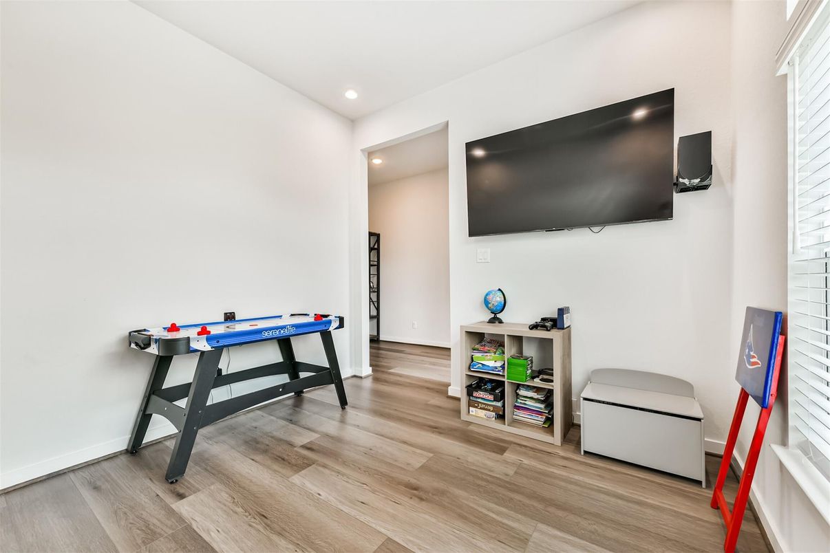 Interior, Recessed Lighting, Wood Texture Flooring