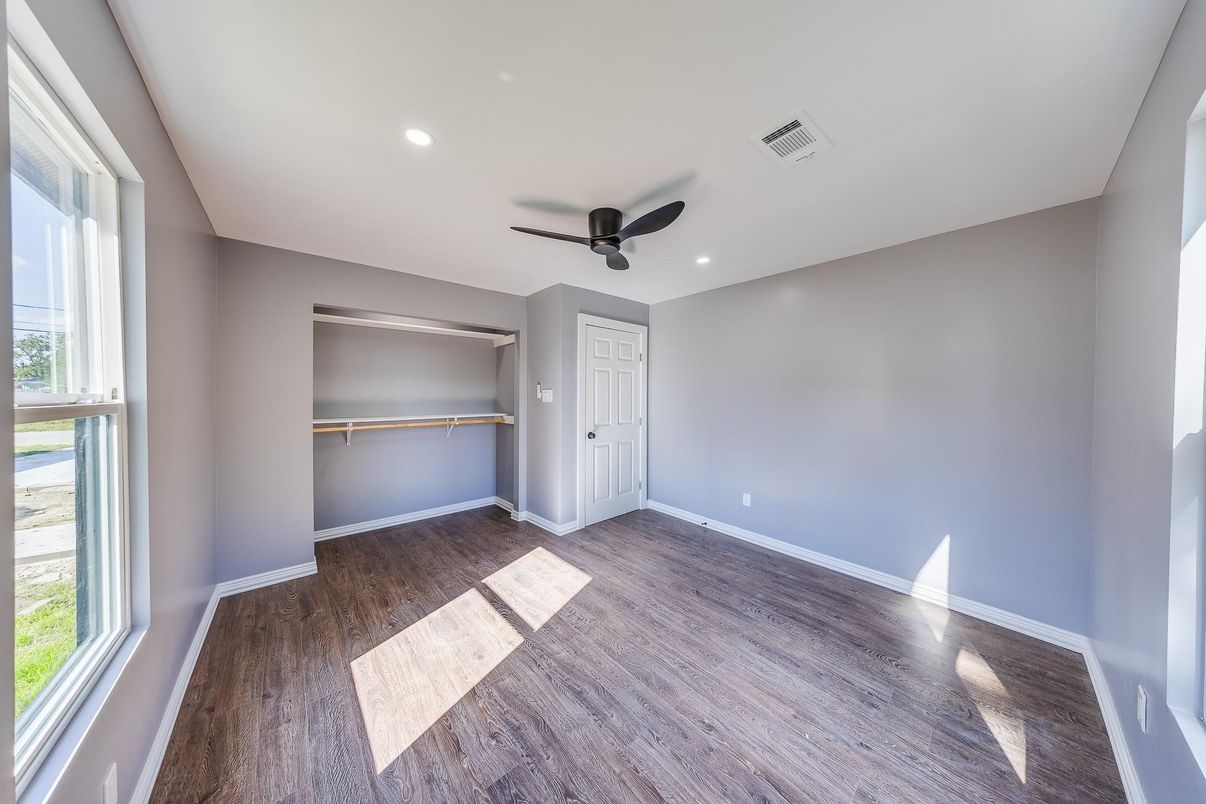 Empty room, Interior, Recessed Lighting, Wood Texture Flooring