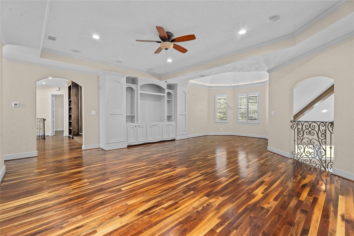 Empty room, Interior, Recessed Lighting, Wood Texture Flooring