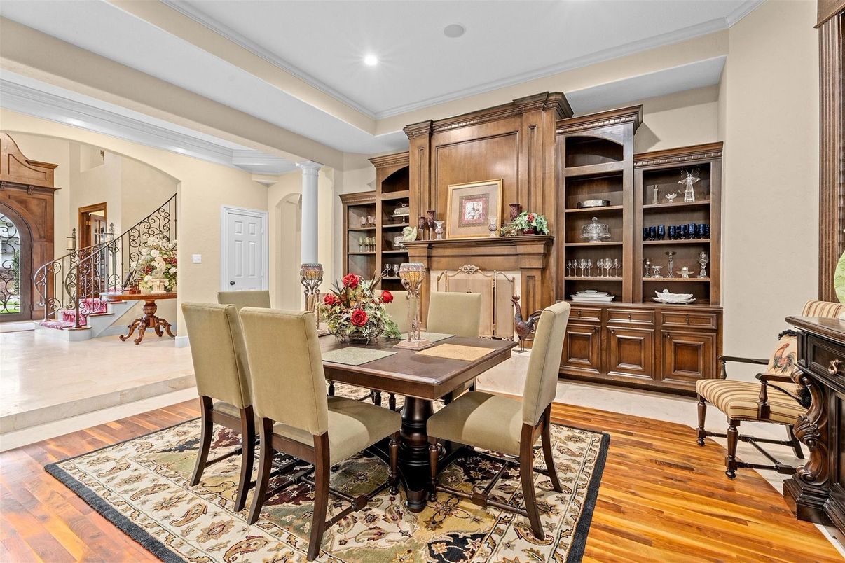 Dining room, Fireplace, Interior, Recessed Lighting, Wood Texture Flooring