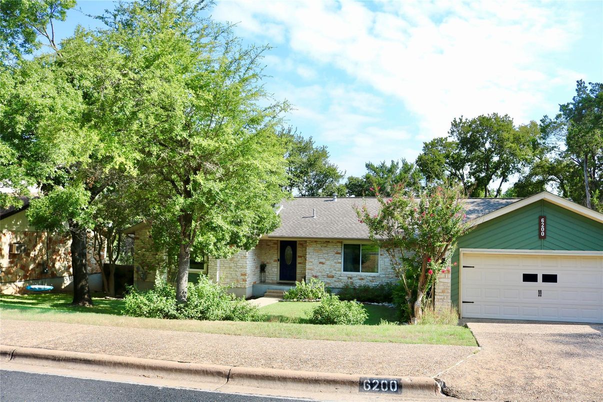 Attached, Exterior, Facade, Ranch
