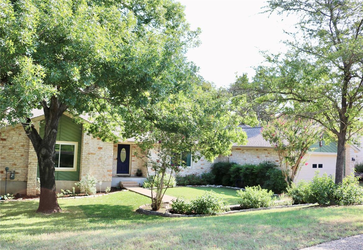 Exterior, Facade, Brick Facade, Ranch