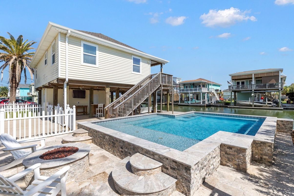 Exterior, Pool