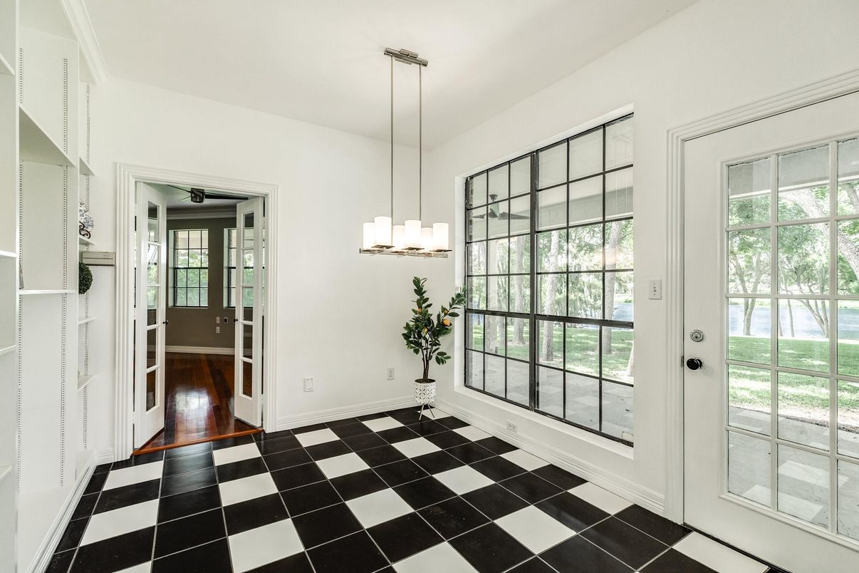 Empty room, Interior, Pendant Lights