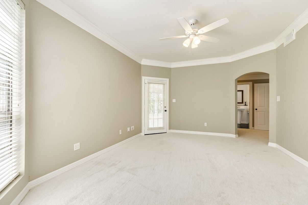 Empty room, Interior
