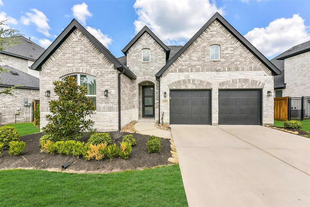 Attached, Exterior, Facade, Brick Traditional