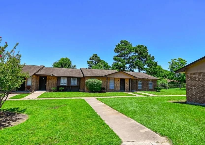 Backyard, Exterior, Facade, Brick Facade, Ranch