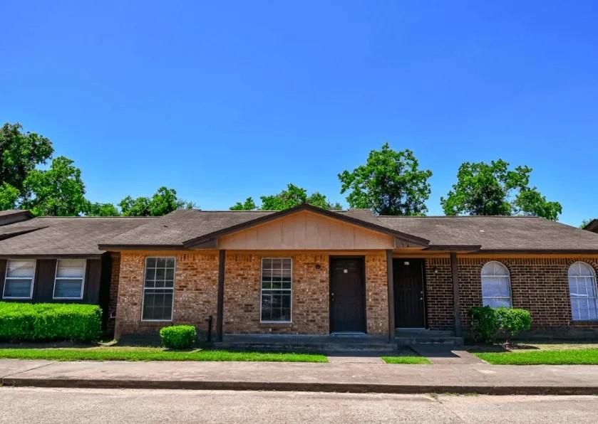 Exterior, Facade, Brick Facade, Ranch