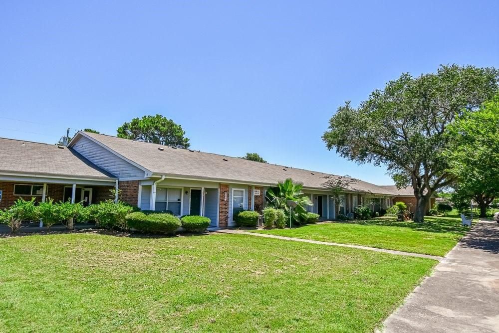 Exterior, Facade, Brick Facade, Ranch