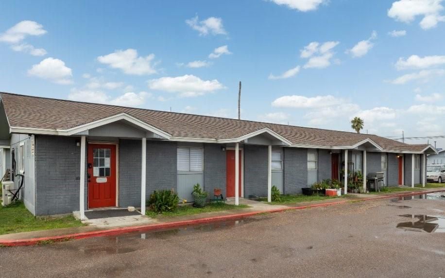 Exterior, Facade, Ranch