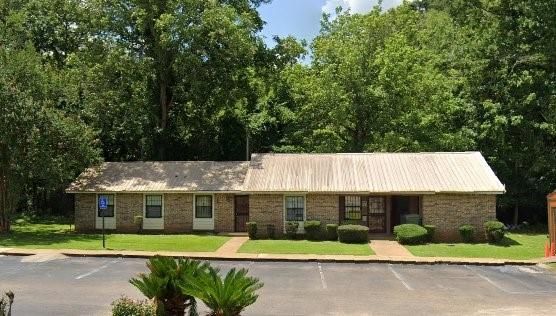 Exterior, Facade, Brick Facade, Ranch