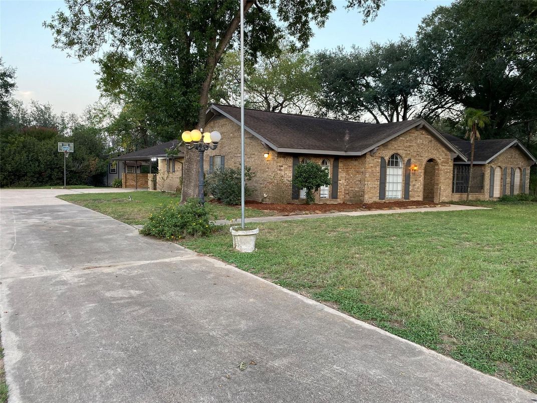 Backyard, Exterior, Facade, Brick Facade, Ranch