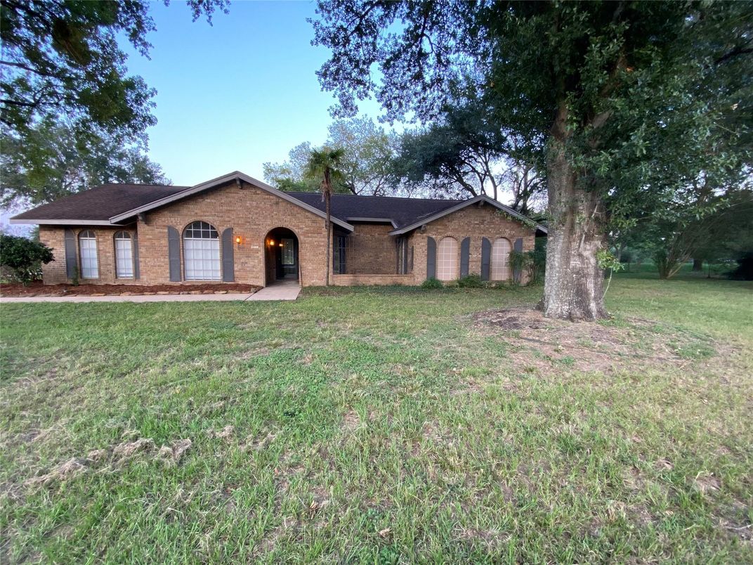 Backyard, Exterior, Facade, Brick Facade, Ranch