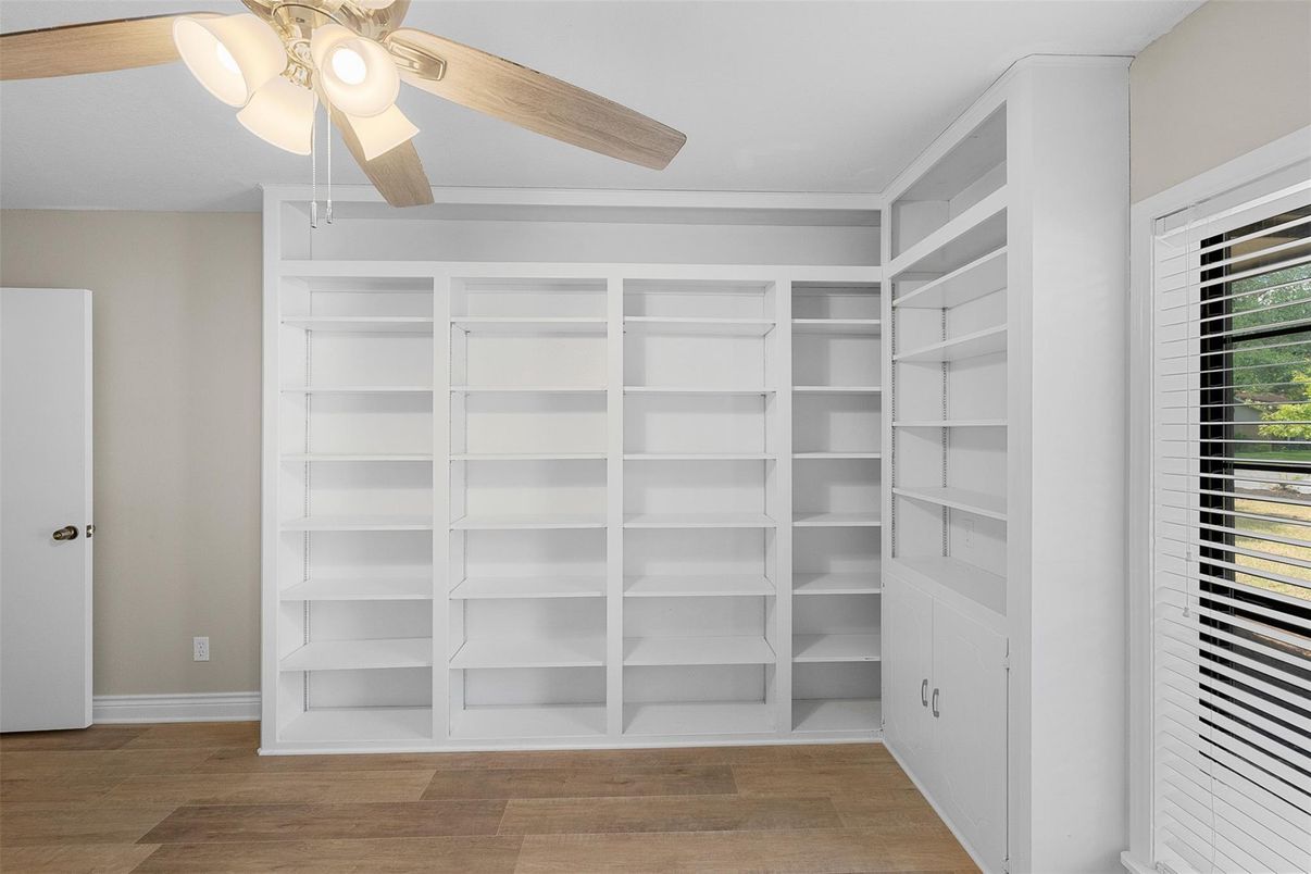 Interior, Walk-in Closets, Wood Texture Flooring
