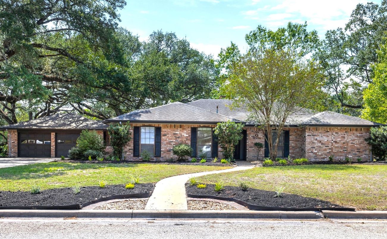 Attached, Exterior, Facade, Brick Facade, Ranch