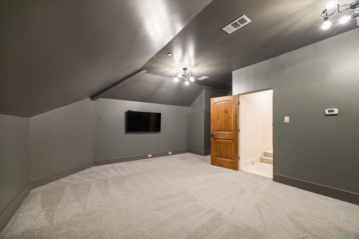 Empty room, Interior