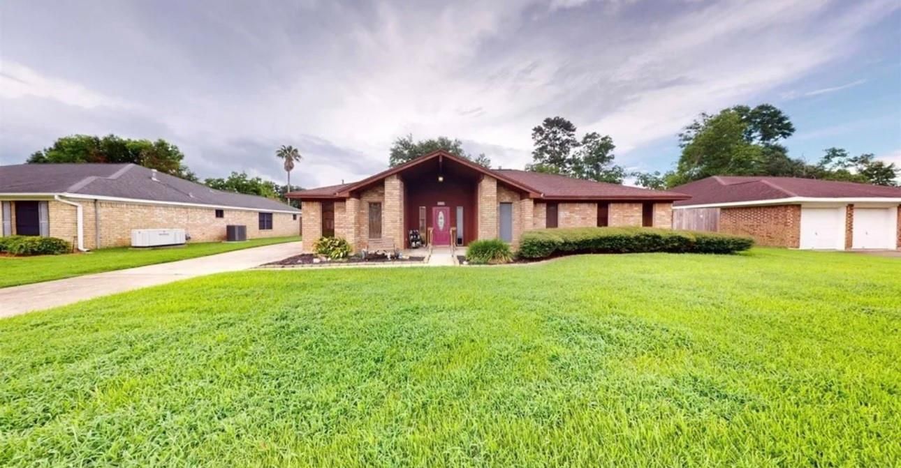Attached, Backyard, Exterior, Facade, Brick Facade, Ranch