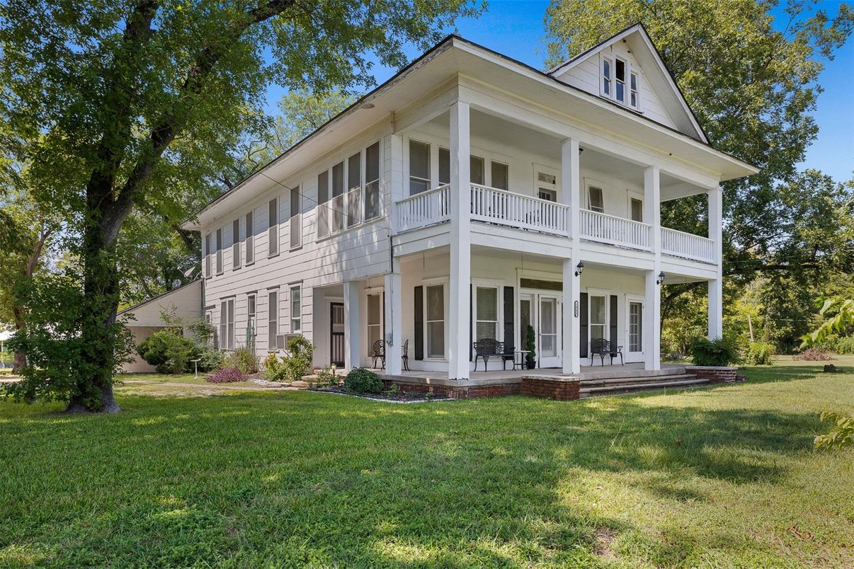 Exterior, Facade, Farmhouse