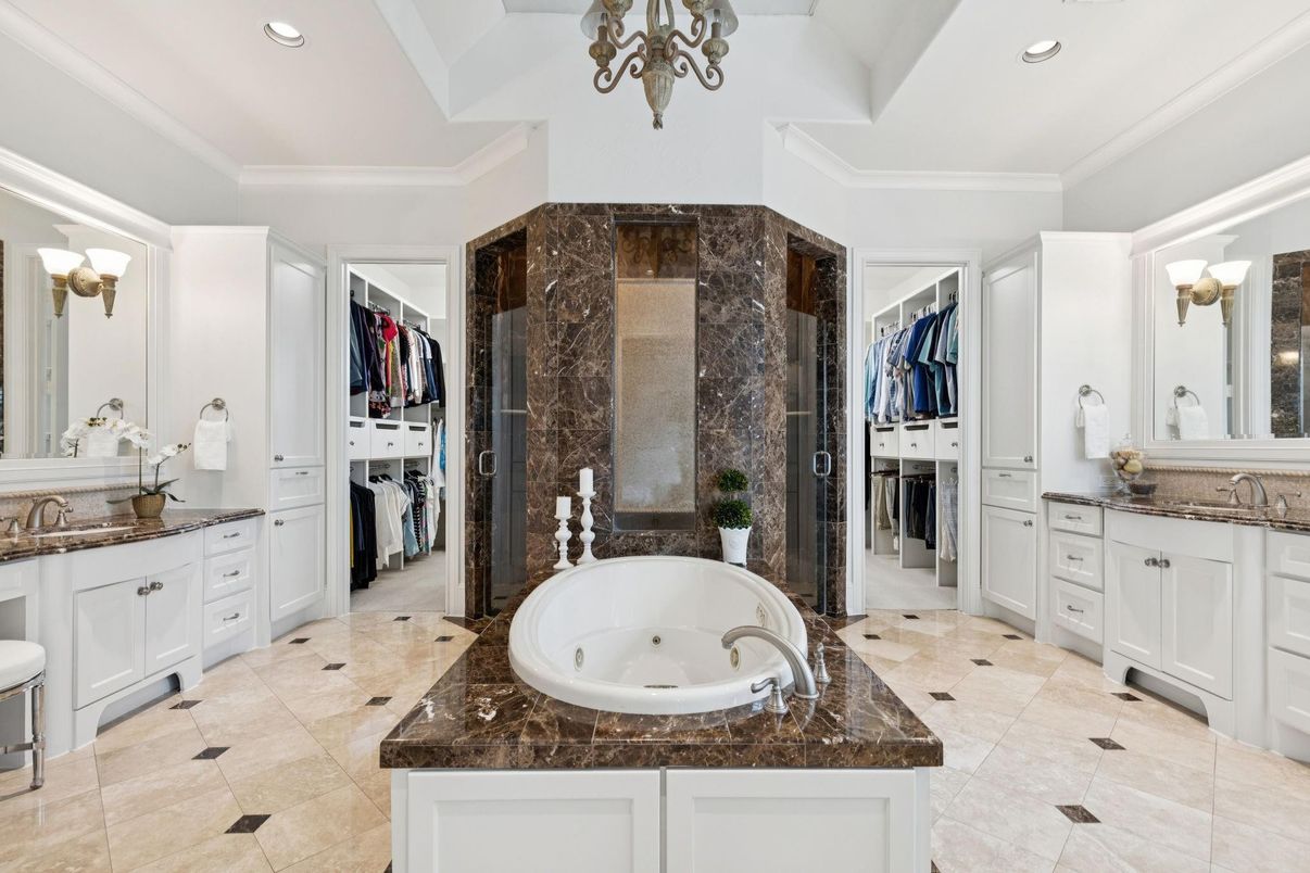 Bathroom, Dual Sink Vanities, Interior, Recessed Lighting