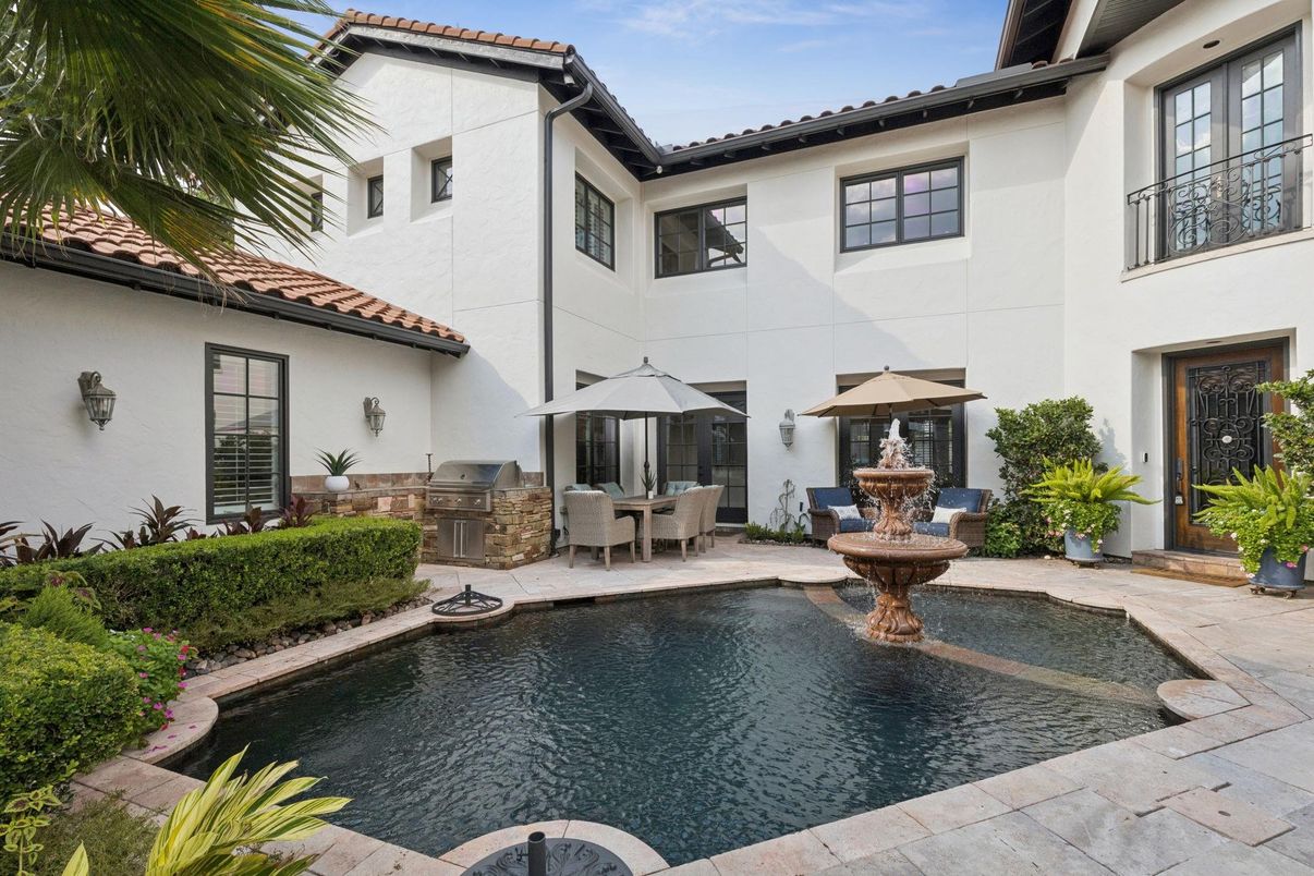 Exterior, Outdoor Kitchen, Pool