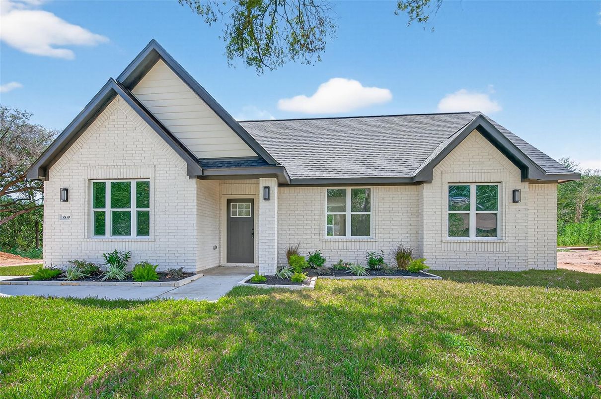 Exterior, Facade, Farmhouse