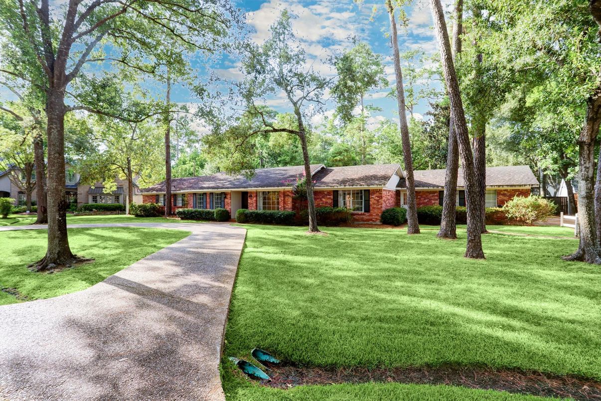 Backyard, Exterior, Facade, Brick Facade, Ranch
