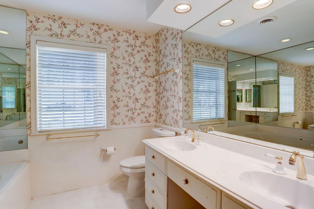 Bathroom, Dual Sink Vanities, Interior, Recessed Lighting