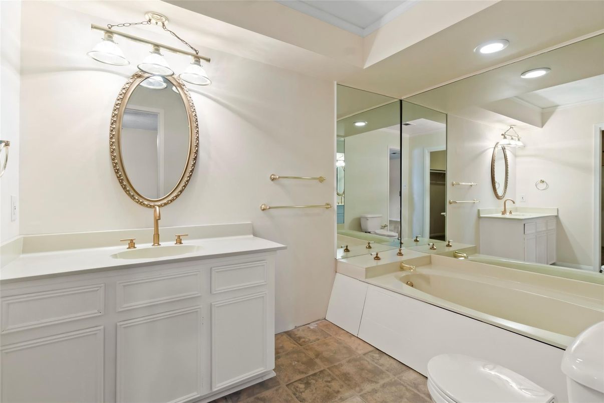 Bathroom, Dual Sink Vanities, Interior, Recessed Lighting