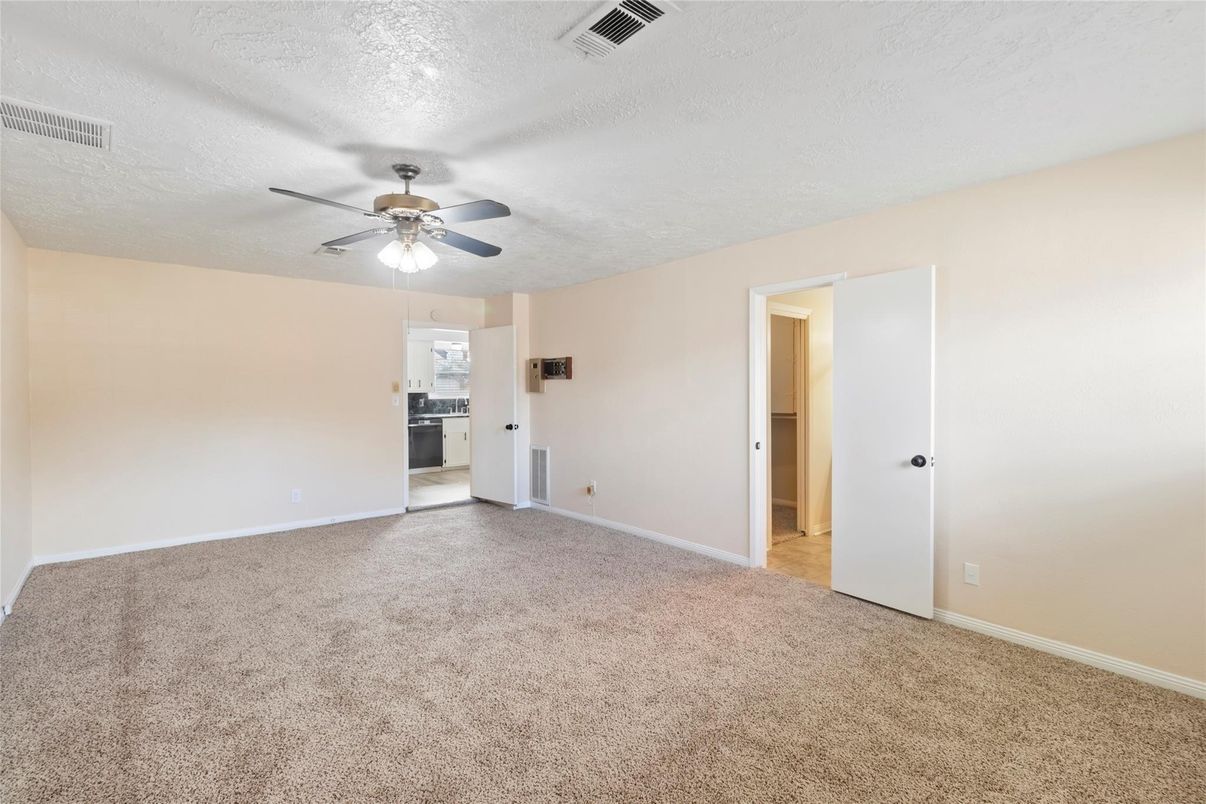 Empty room, Interior