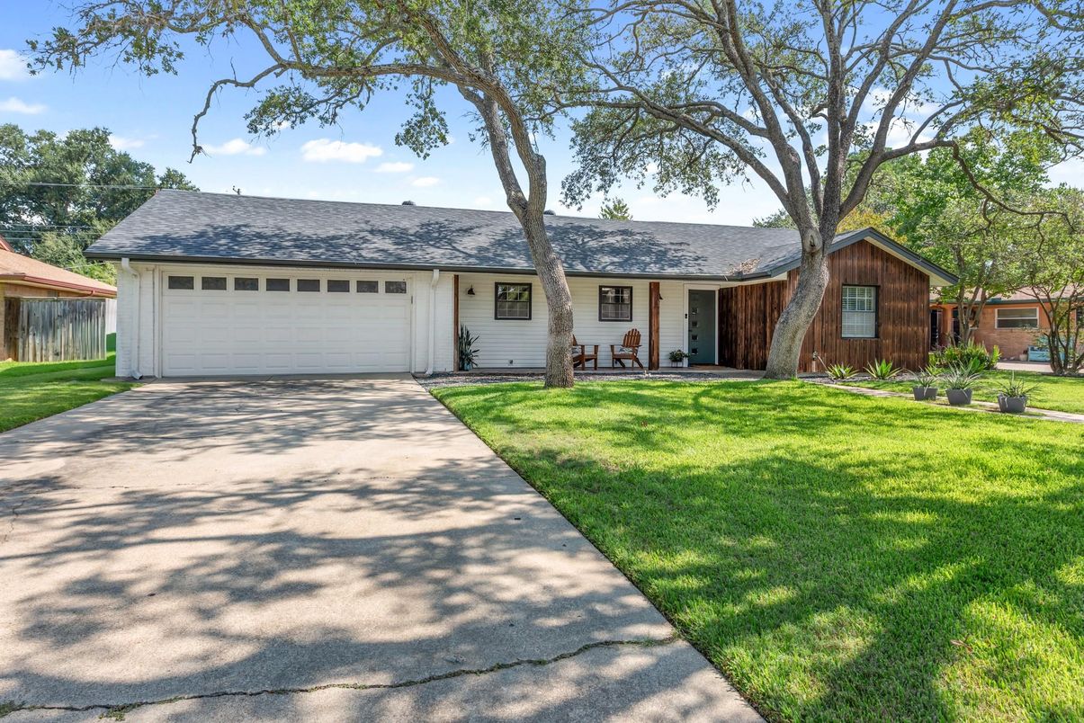 Attached, Exterior, Facade, Ranch