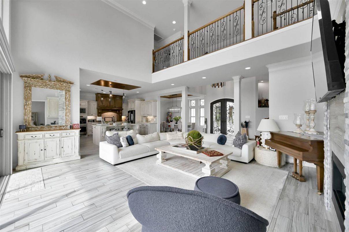 Interior, Kitchen, Living room, Pendant Lights, Piano, Recessed Lighting, Wood Texture Flooring